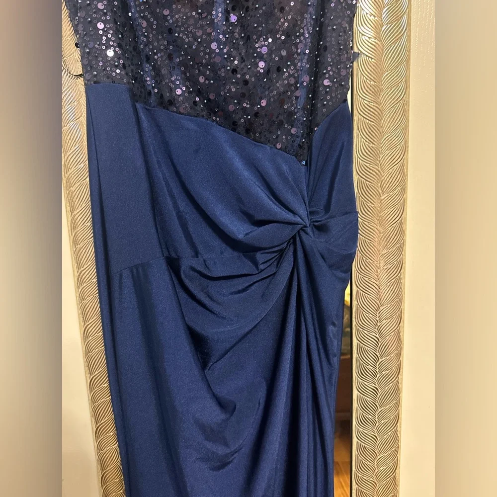 Elegant Navy Evening Gown with Feather Details - Picture 5 of 10